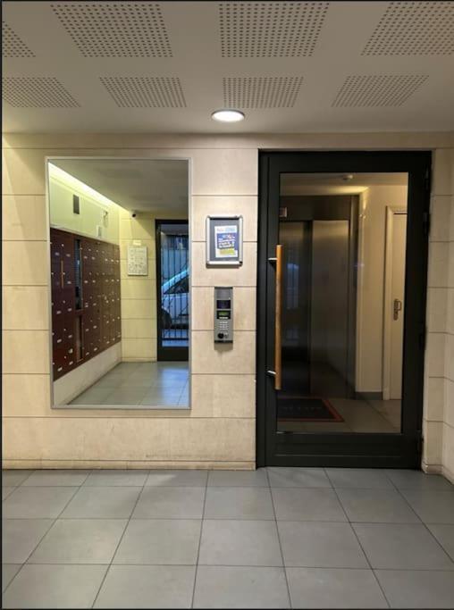 Studio A 2 Pas Du Metro Clichy Exterior photo