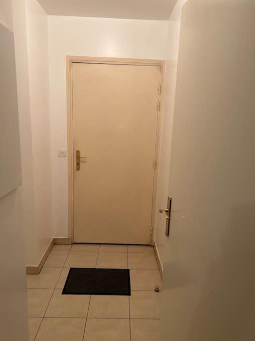 Studio A 2 Pas Du Metro Clichy Exterior photo