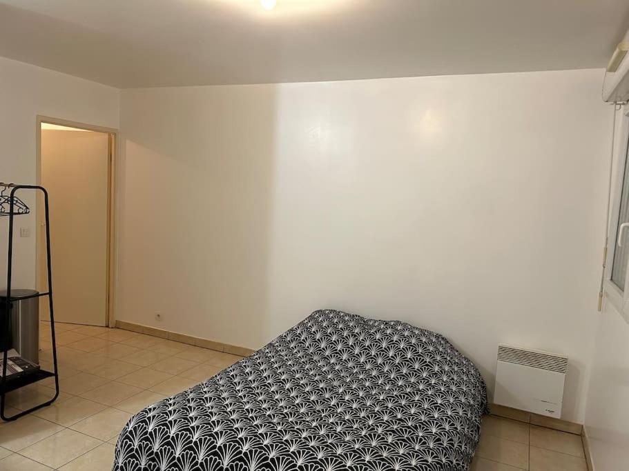 Studio A 2 Pas Du Metro Clichy Exterior photo